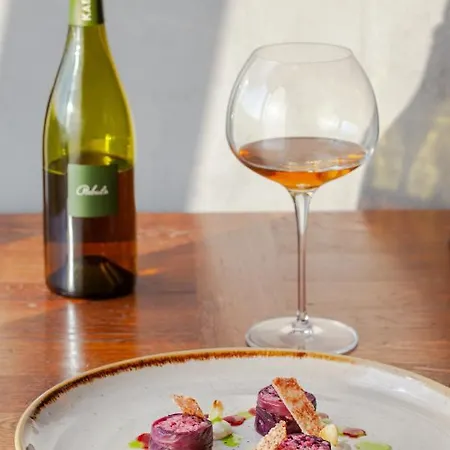Kabaj Wine & Dine Πανσιόν
